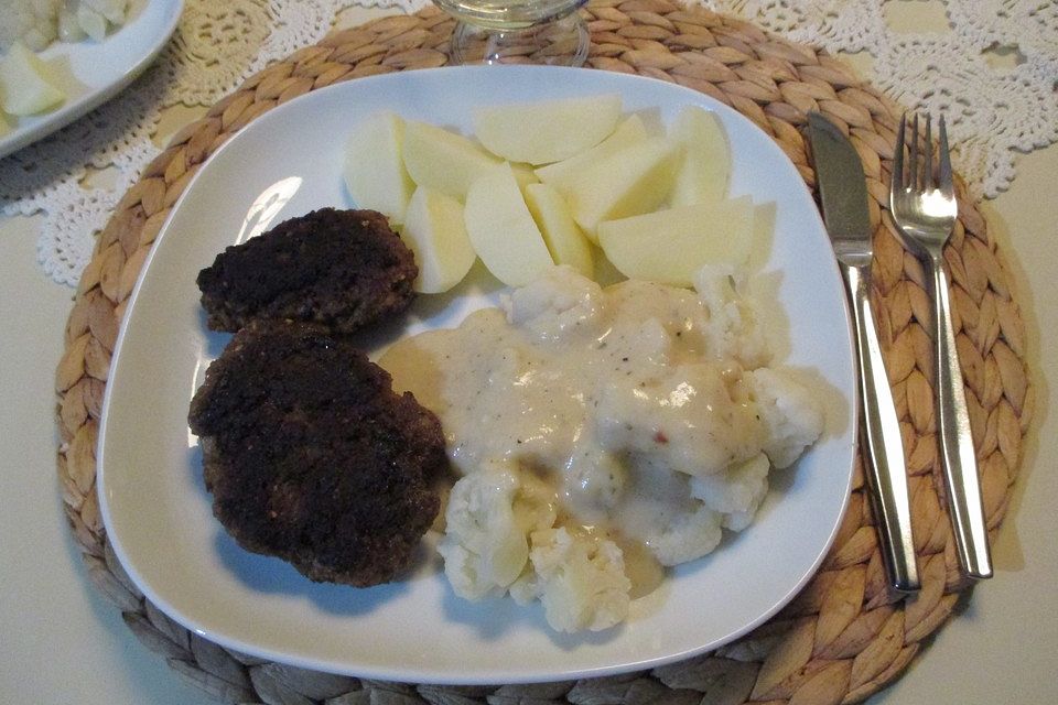 Frikadellen mit Blumenkohl an heller Sauce