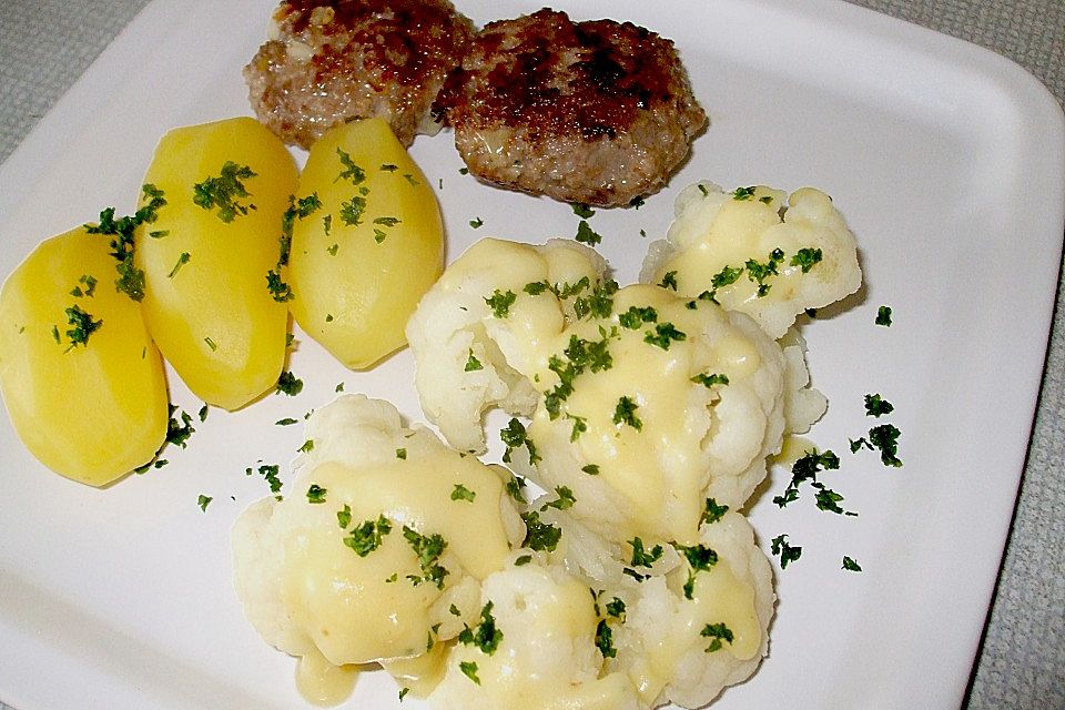 Frikadellen mit Blumenkohl an heller Sauce