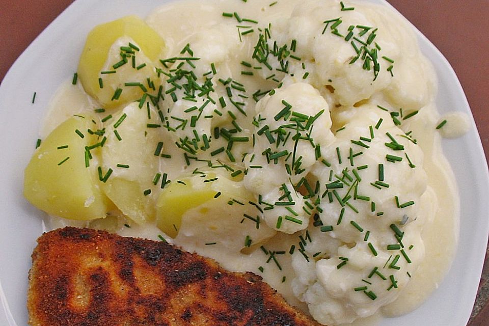 Frikadellen mit Blumenkohl an heller Sauce