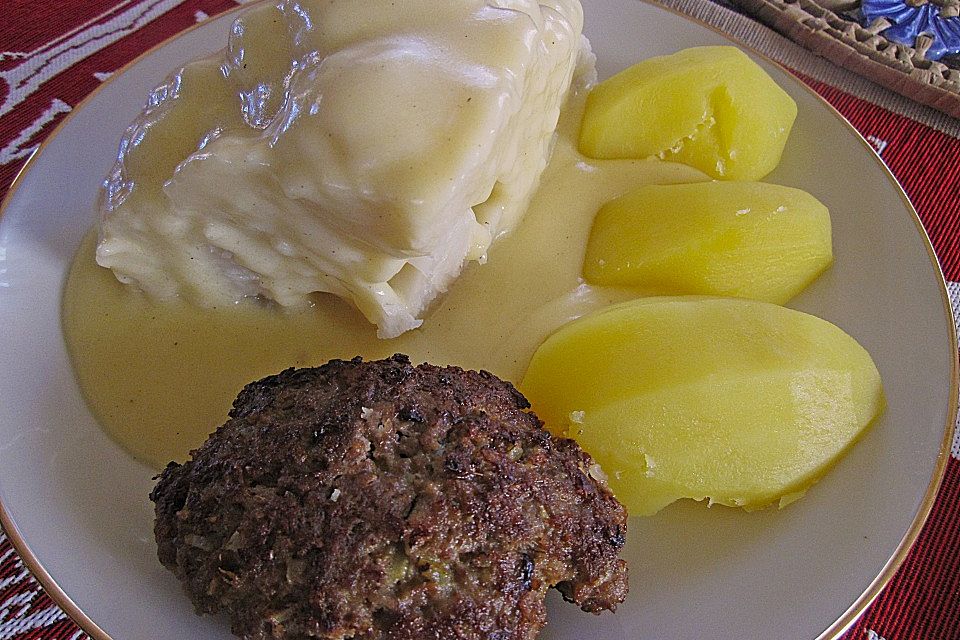 Frikadellen mit Blumenkohl an heller Sauce