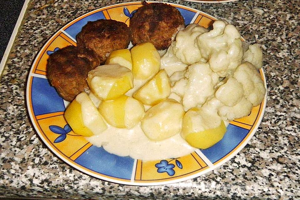 Frikadellen mit Blumenkohl an heller Sauce