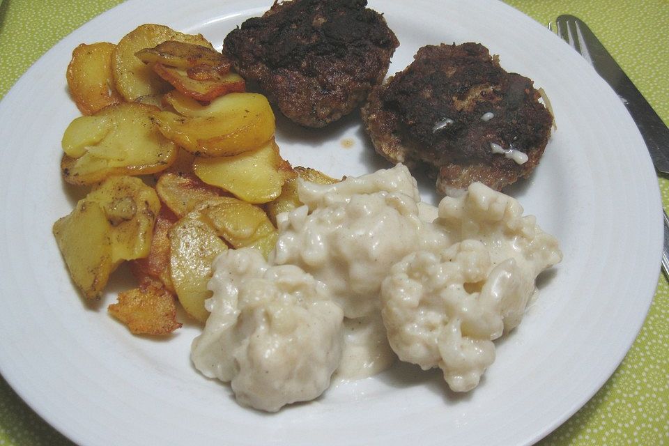 Frikadellen mit Blumenkohl an heller Sauce