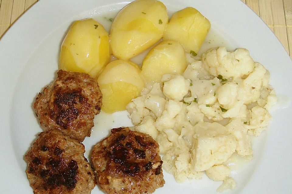 Frikadellen mit Blumenkohl an heller Sauce