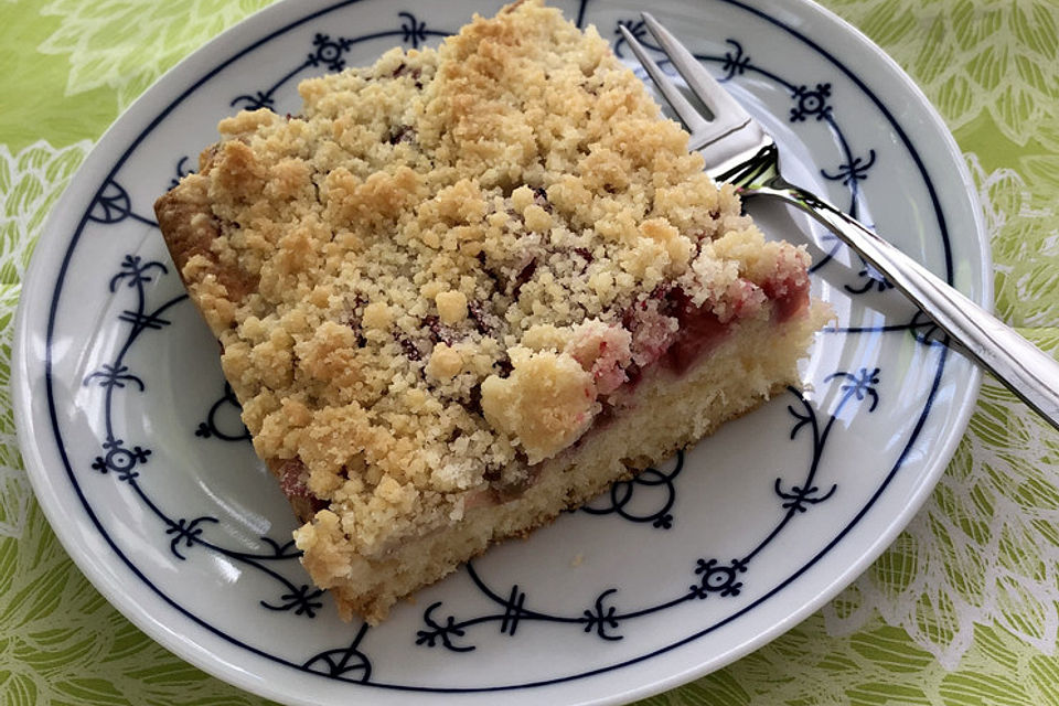 Streuselkuchen mit fruchtiger Füllung