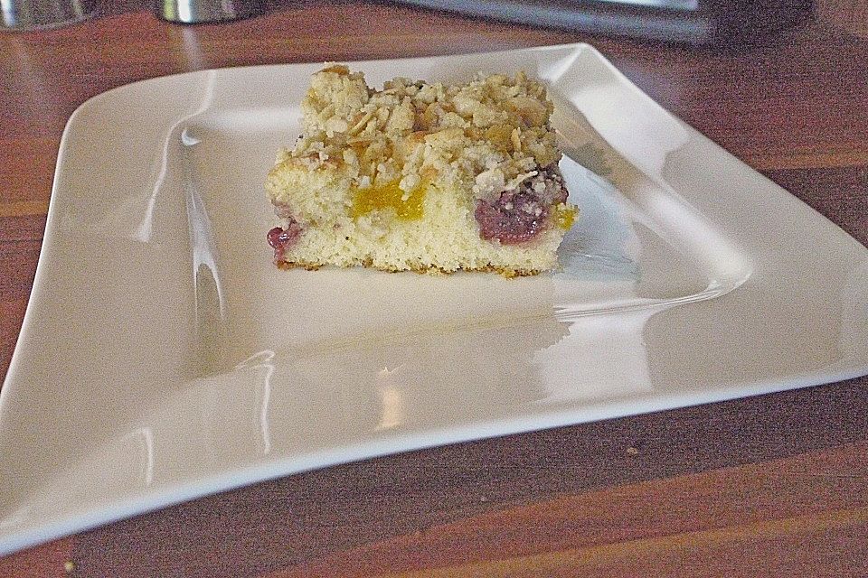 Streuselkuchen mit fruchtiger Füllung