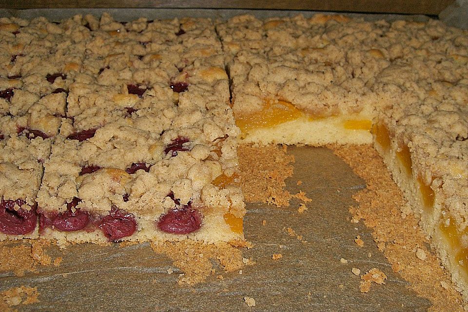 Streuselkuchen mit fruchtiger Füllung