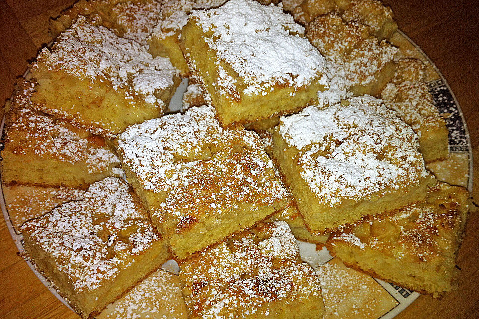 Streuselkuchen mit fruchtiger Füllung