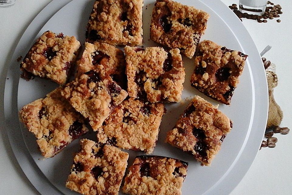 Streuselkuchen mit fruchtiger Füllung