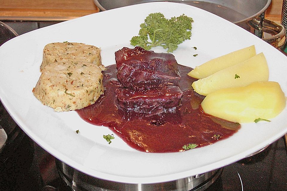 Rehfilet in Vanille-Blume und Blaubeersauce mit Pfifferlingsknödeln