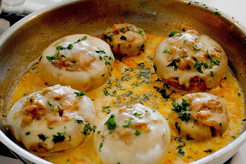 Illes leicht gefüllte Champignonköpfe auf Ofenkartoffeln