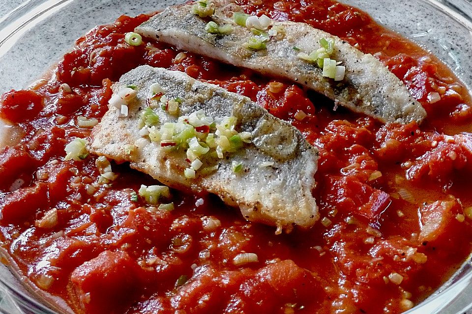 Fischfilet mit Chili - Tomaten - Sauce