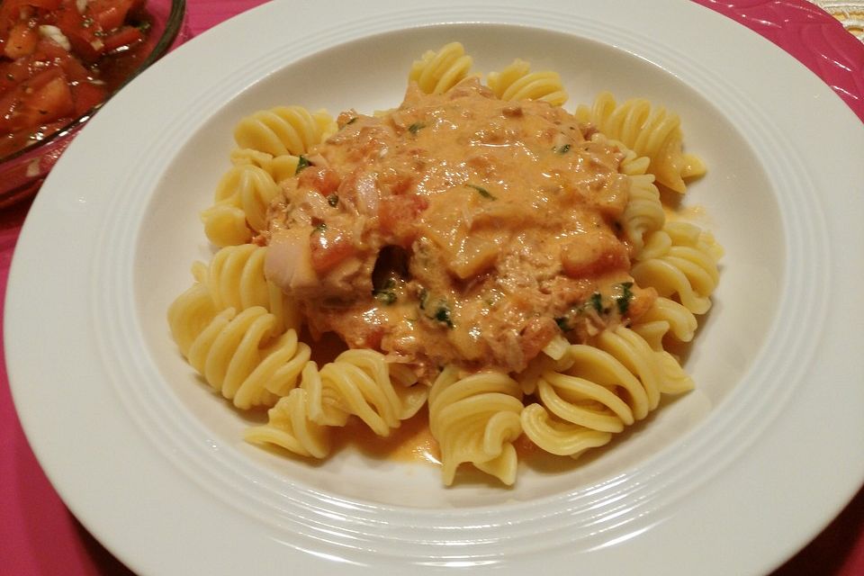 Nudeln in leichter, sämiger Thunfisch-Tomaten-Käse Sauce