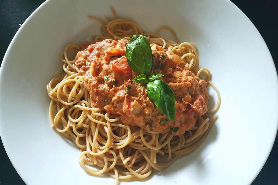 Nudeln in leichter, sämiger Thunfisch-Tomaten-Käse Sauce