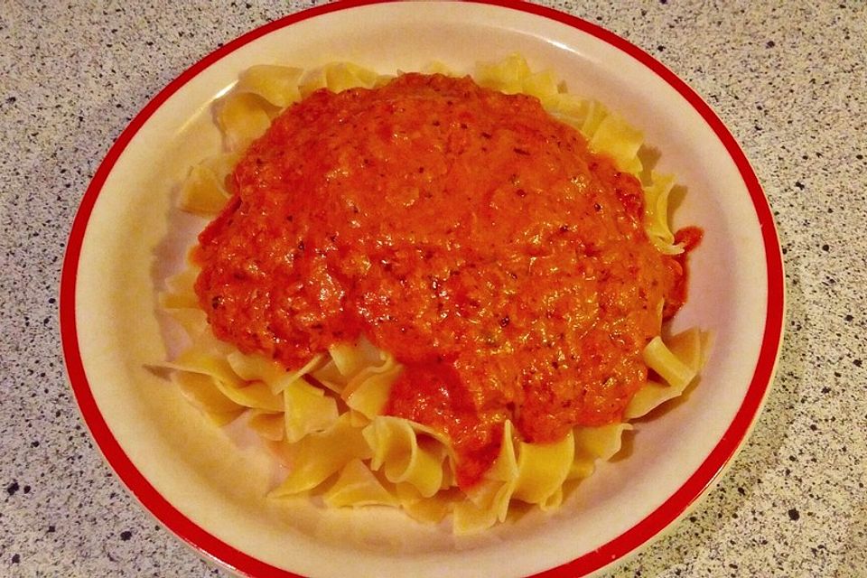 Nudeln in leichter, sämiger Thunfisch-Tomaten-Käse Sauce