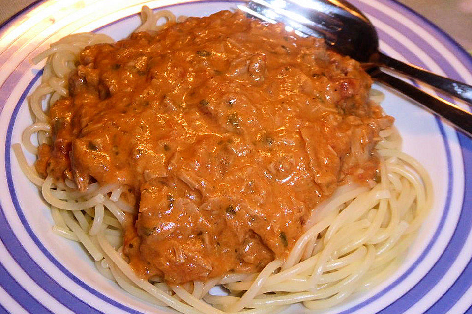 Nudeln in leichter, sämiger Thunfisch-Tomaten-Käse Sauce