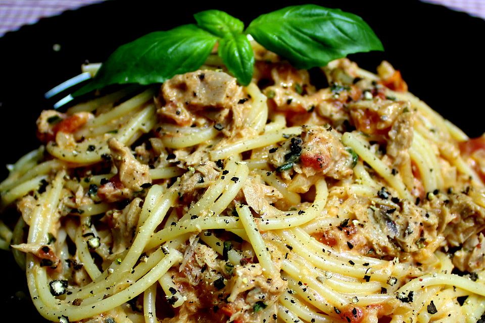 Nudeln in leichter, sämiger Thunfisch-Tomaten-Käse Sauce