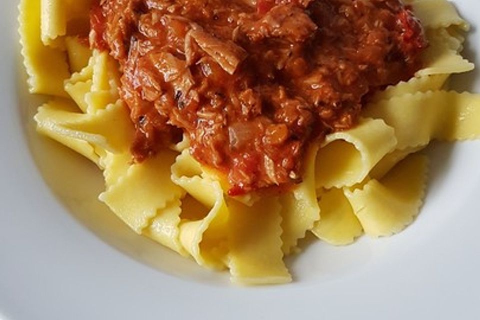 Nudeln in leichter, sämiger Thunfisch-Tomaten-Käse Sauce