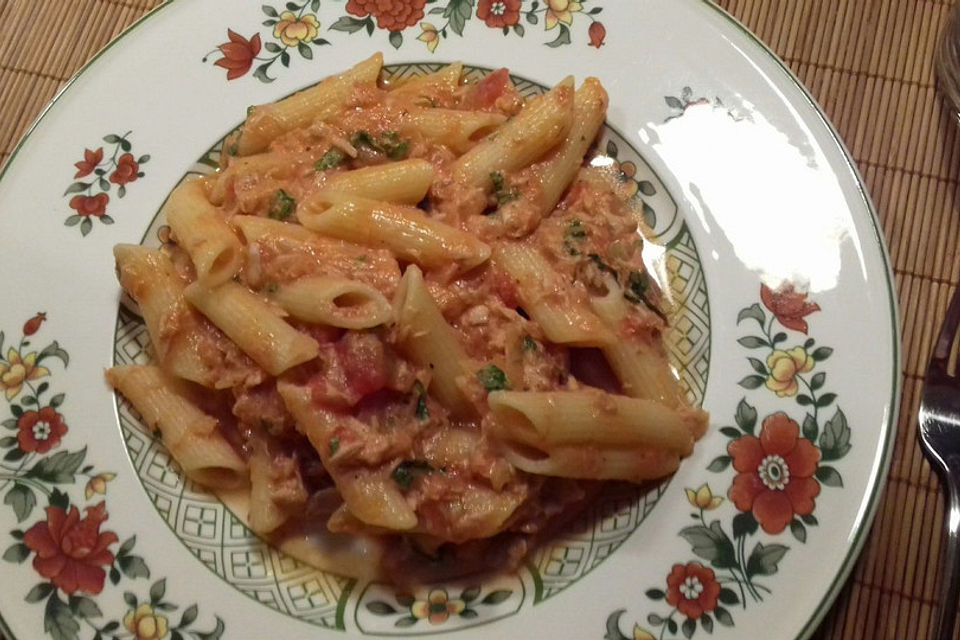 Nudeln in leichter, sämiger Thunfisch-Tomaten-Käse Sauce