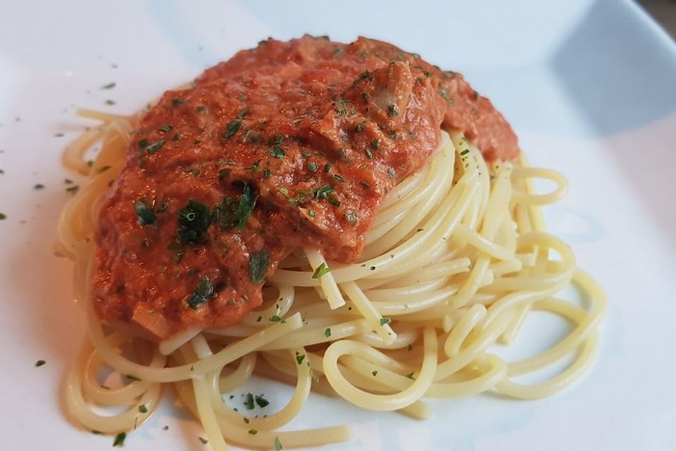 Nudeln in leichter, sämiger Thunfisch-Tomaten-Käse Sauce