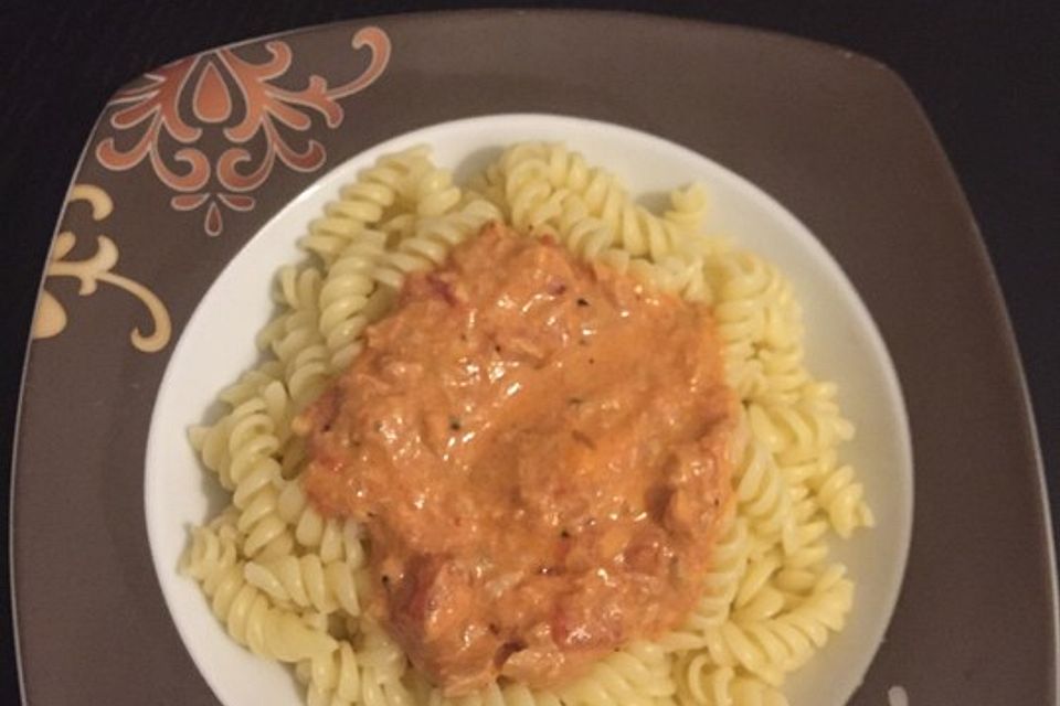 Nudeln in leichter, sämiger Thunfisch-Tomaten-Käse Sauce