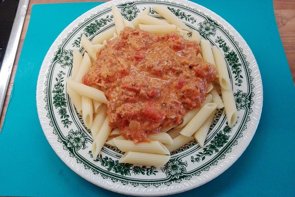 Nudeln in leichter, sämiger Thunfisch-Tomaten-Käse Sauce