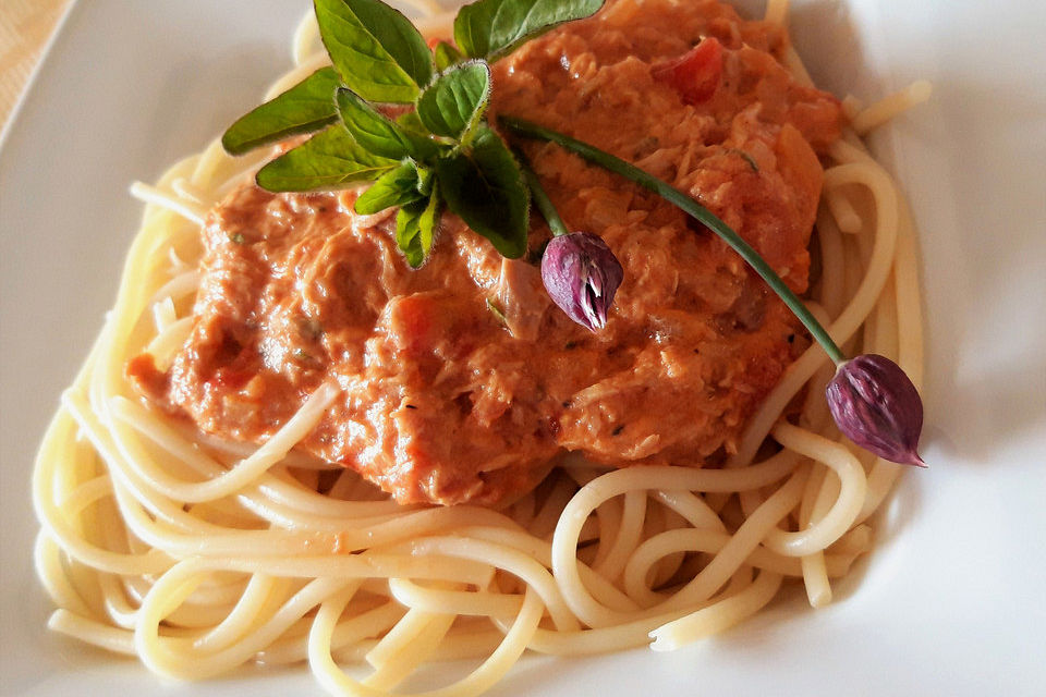 Nudeln in leichter, sämiger Thunfisch-Tomaten-Käse Sauce