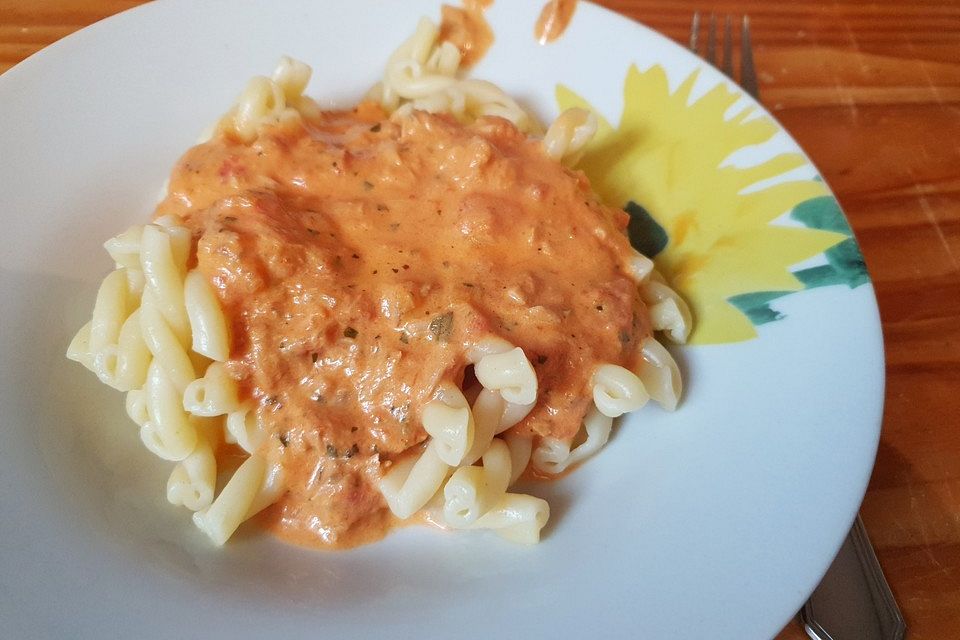 Nudeln in leichter, sämiger Thunfisch-Tomaten-Käse Sauce