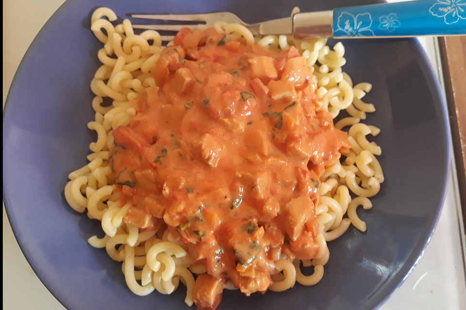 Nudeln in leichter, sämiger Thunfisch-Tomaten-Käse Sauce