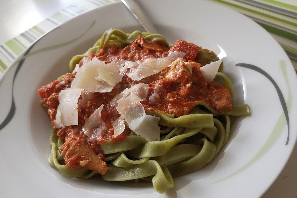 Nudeln in leichter, sämiger Thunfisch-Tomaten-Käse Sauce