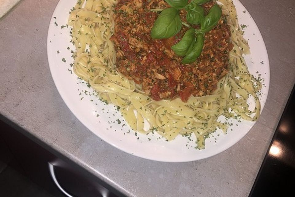 Nudeln in leichter, sämiger Thunfisch-Tomaten-Käse Sauce