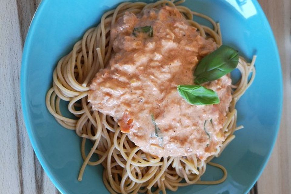 Nudeln in leichter, sämiger Thunfisch-Tomaten-Käse Sauce