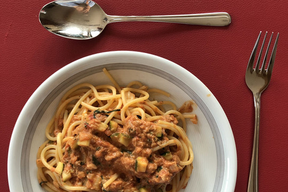 Nudeln in leichter, sämiger Thunfisch-Tomaten-Käse Sauce