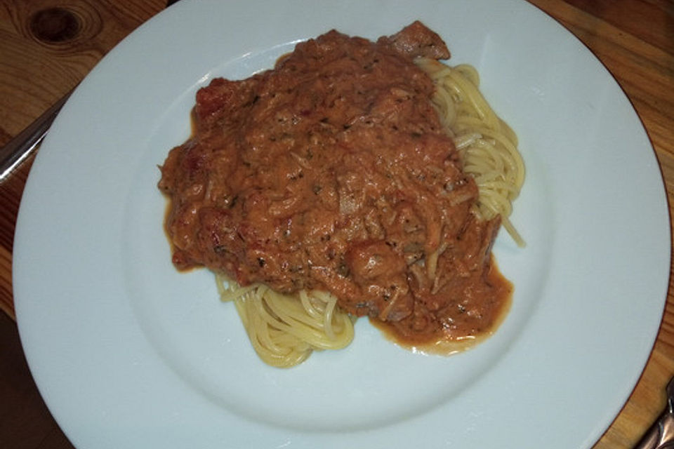 Nudeln in leichter, sämiger Thunfisch-Tomaten-Käse Sauce