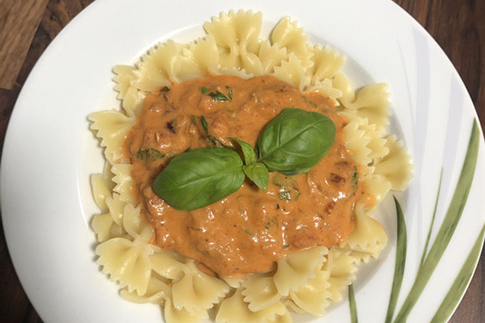 Nudeln in leichter, sämiger Thunfisch-Tomaten-Käse Sauce