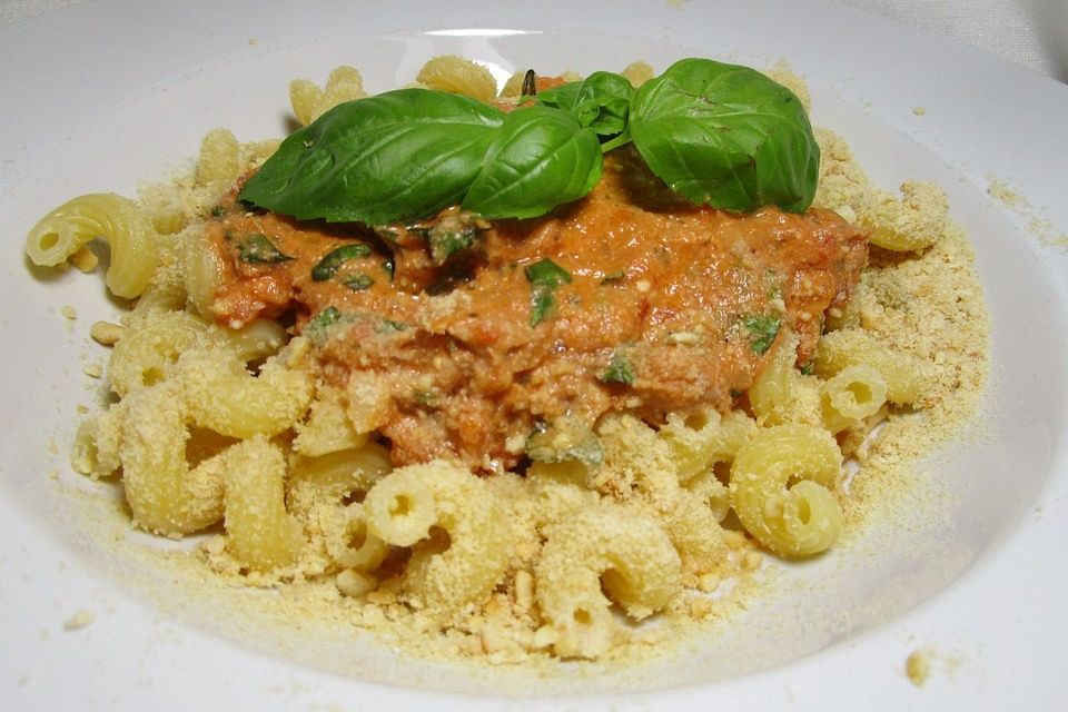 Nudeln in leichter, sämiger Thunfisch-Tomaten-Käse Sauce