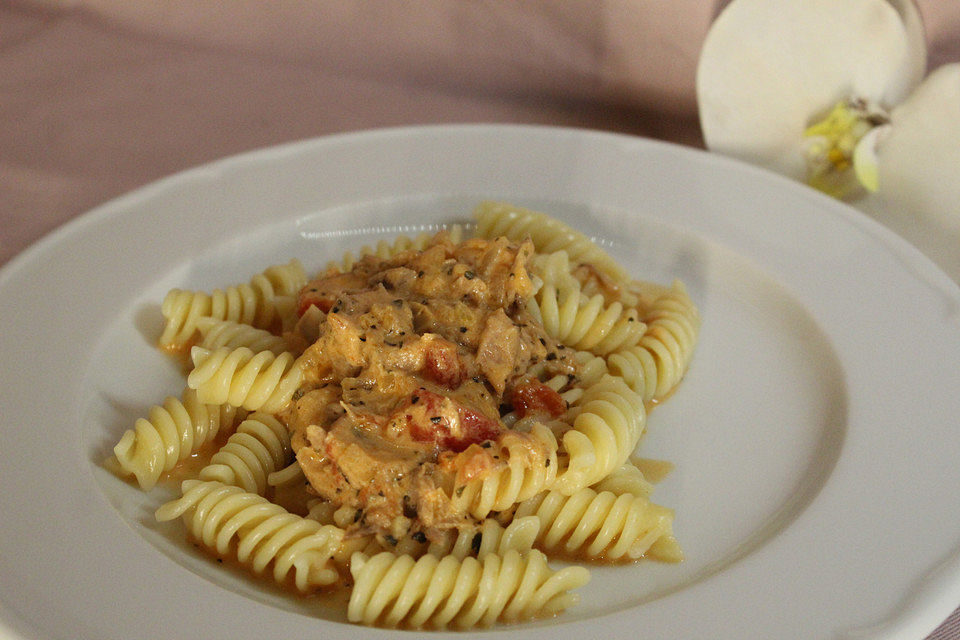 Nudeln in leichter, sämiger Thunfisch-Tomaten-Käse Sauce