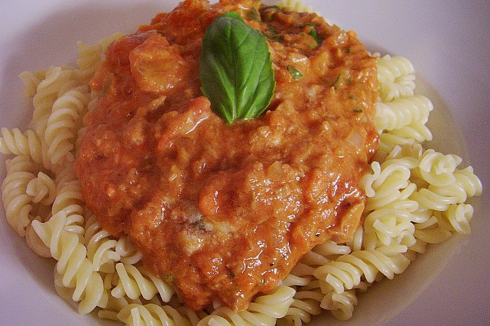 Nudeln in leichter, sämiger Thunfisch-Tomaten-Käse Sauce