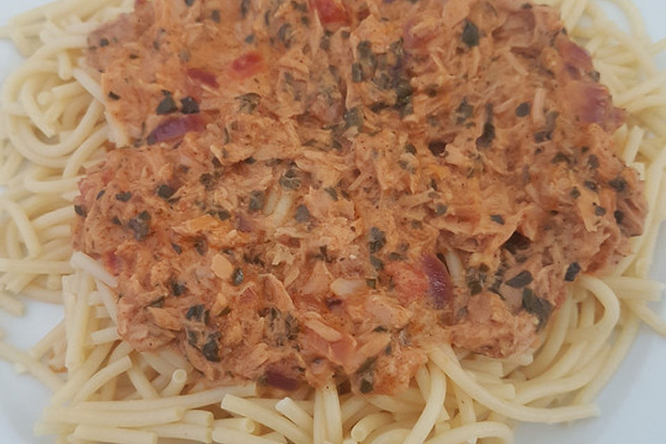 Nudeln in leichter, sämiger Thunfisch-Tomaten-Käse Sauce