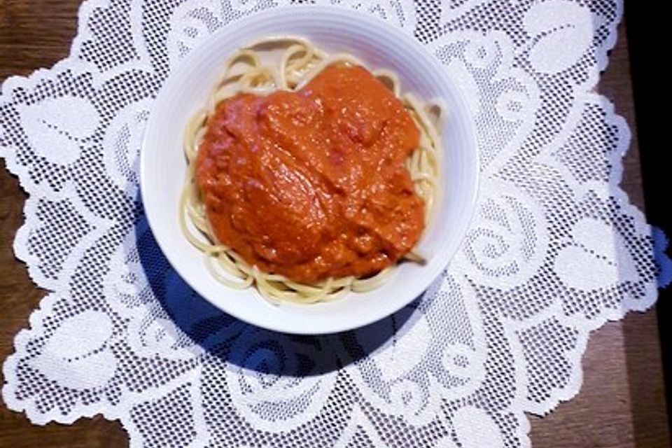 Nudeln in leichter, sämiger Thunfisch-Tomaten-Käse Sauce