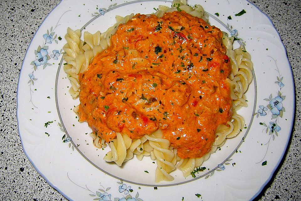 Nudeln in leichter, sämiger Thunfisch-Tomaten-Käse Sauce