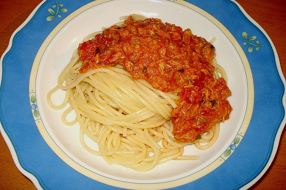 Nudeln in leichter, sämiger Thunfisch-Tomaten-Käse Sauce