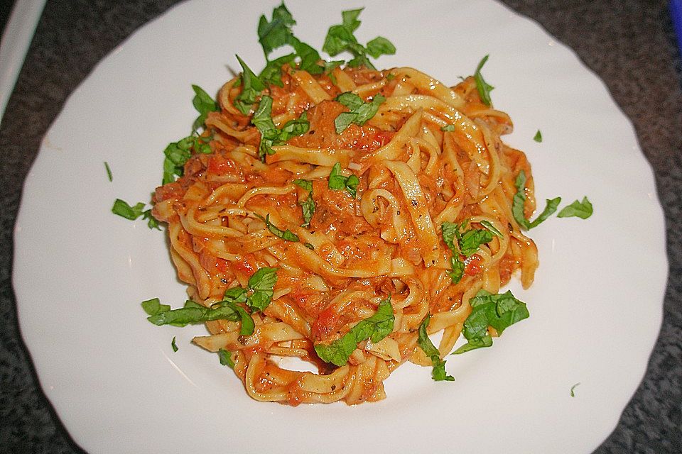 Nudeln in leichter, sämiger Thunfisch-Tomaten-Käse Sauce