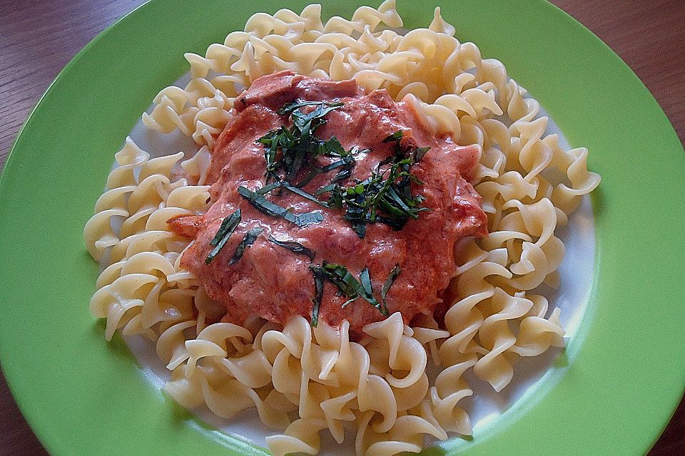 Nudeln in leichter, sämiger Thunfisch-Tomaten-Käse Sauce