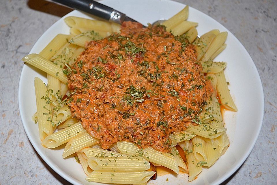 Nudeln in leichter, sämiger Thunfisch-Tomaten-Käse Sauce