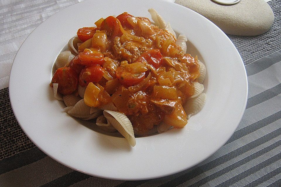 Nudeln in leichter, sämiger Thunfisch-Tomaten-Käse Sauce