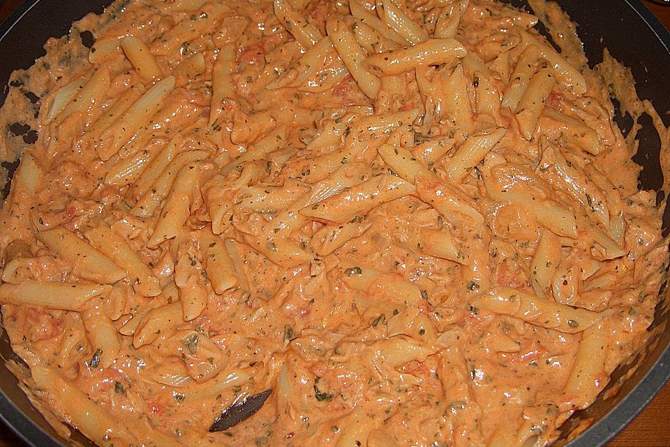 Nudeln in leichter, sämiger Thunfisch-Tomaten-Käse Sauce