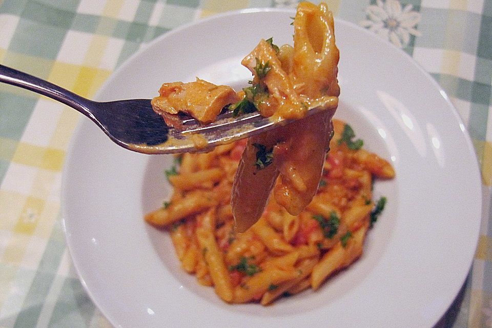 Nudeln in leichter, sämiger Thunfisch-Tomaten-Käse Sauce