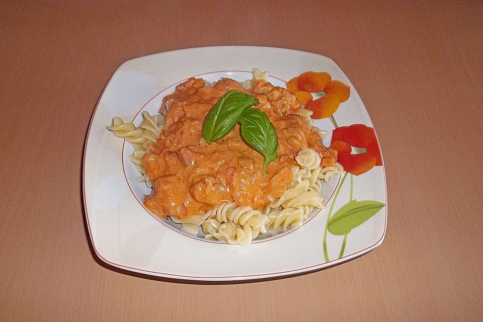 Nudeln in leichter, sämiger Thunfisch-Tomaten-Käse Sauce