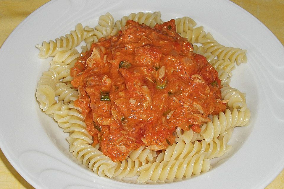 Nudeln in leichter, sämiger Thunfisch-Tomaten-Käse Sauce