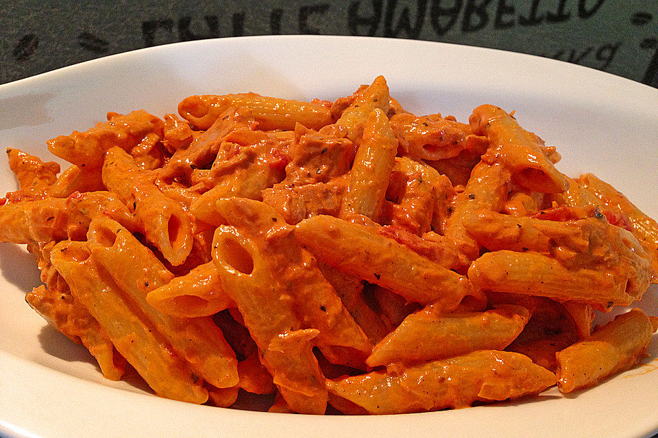 Nudeln in leichter, sämiger Thunfisch-Tomaten-Käse Sauce